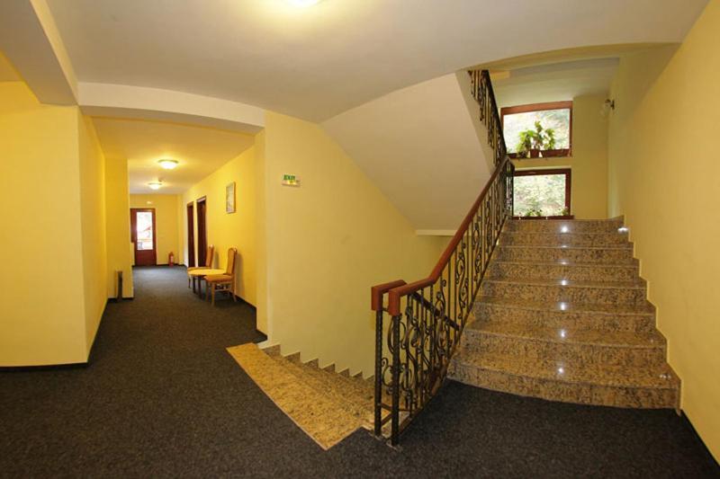 Hotel Paltinis Statjunea Borsa Экстерьер фото